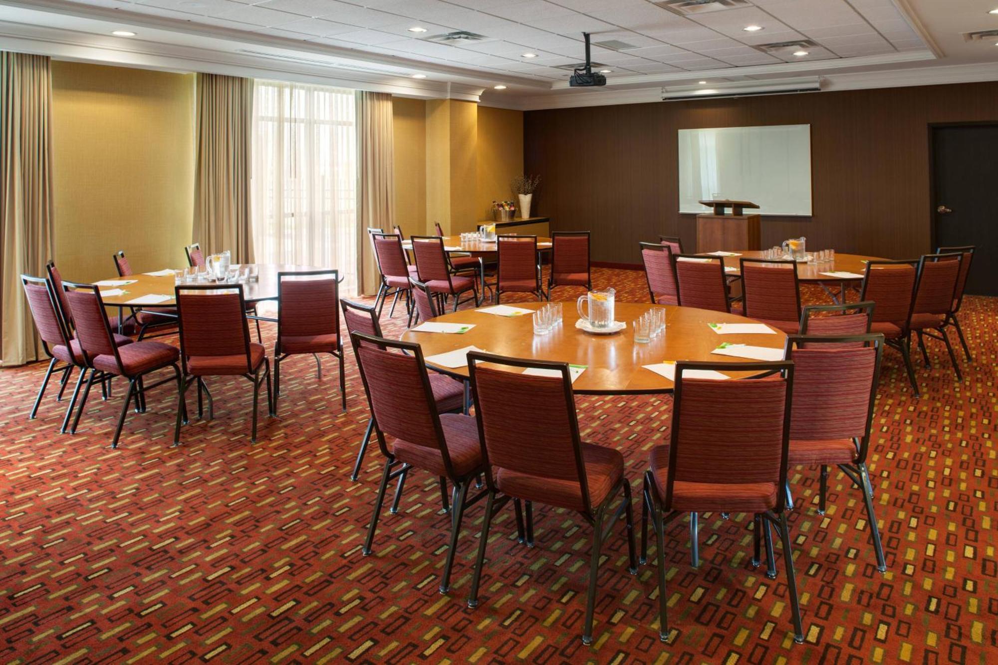 Courtyard By Marriott London Hotel Buitenkant foto