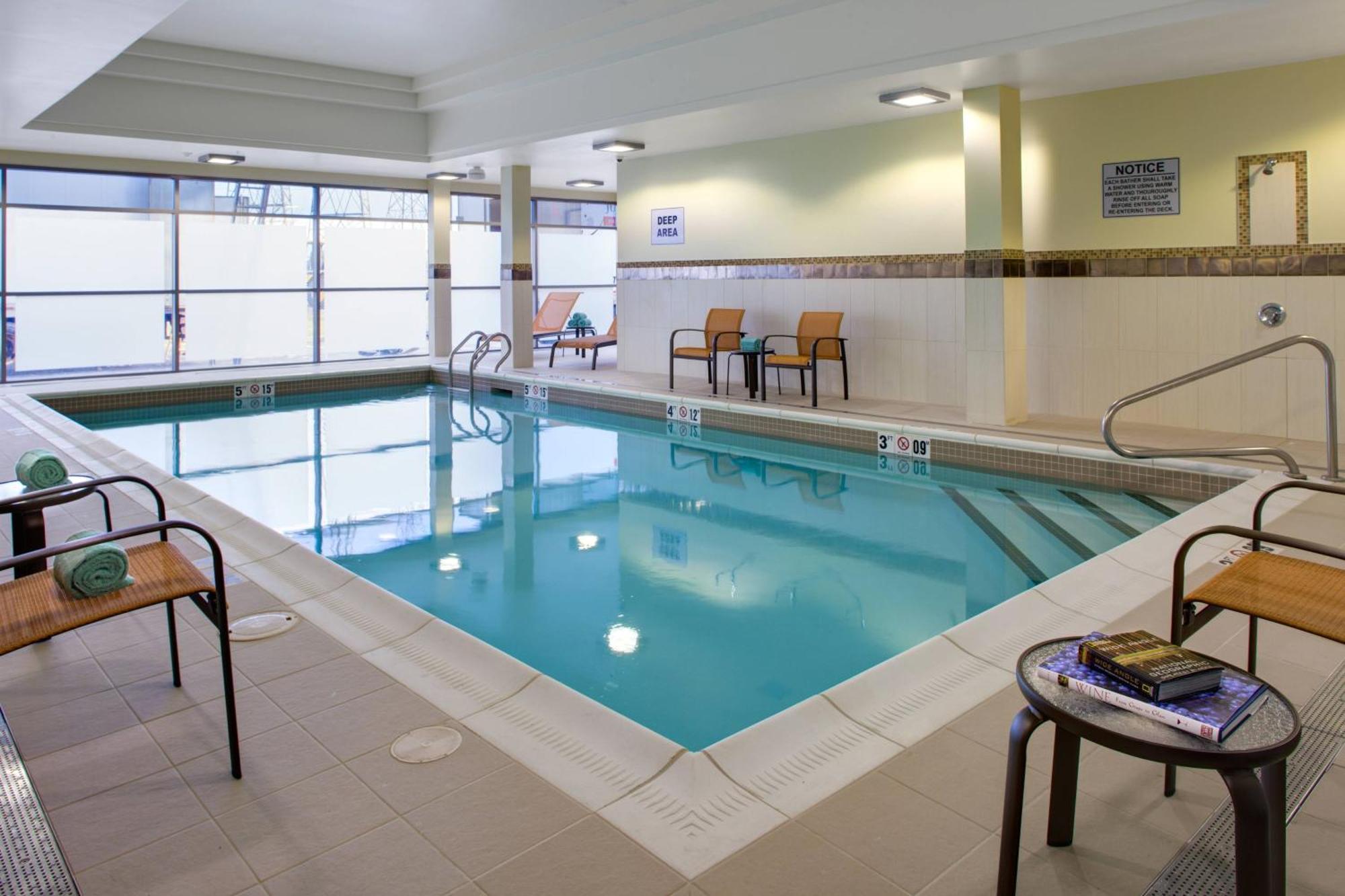 Courtyard By Marriott London Hotel Buitenkant foto