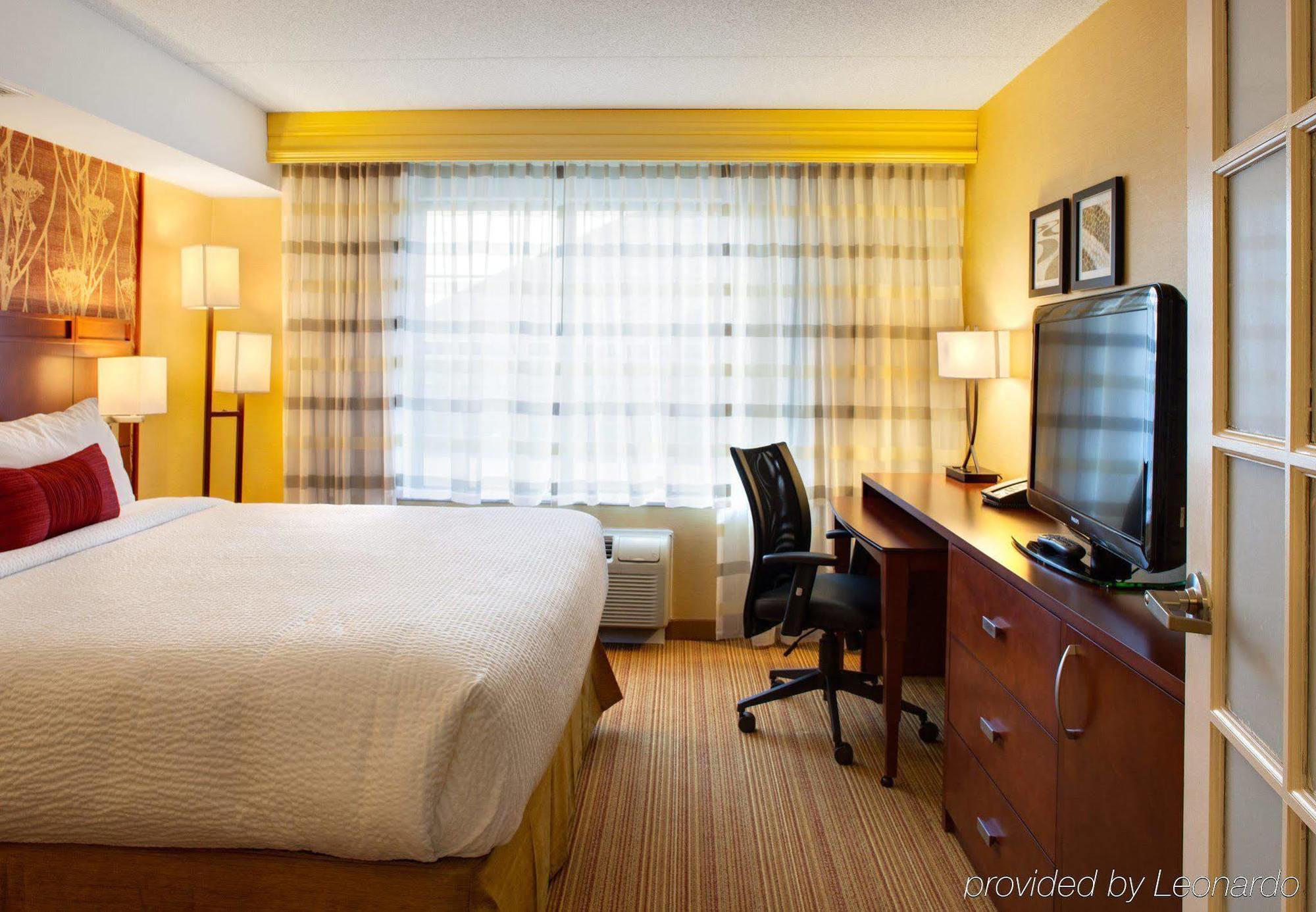 Courtyard By Marriott London Hotel Buitenkant foto